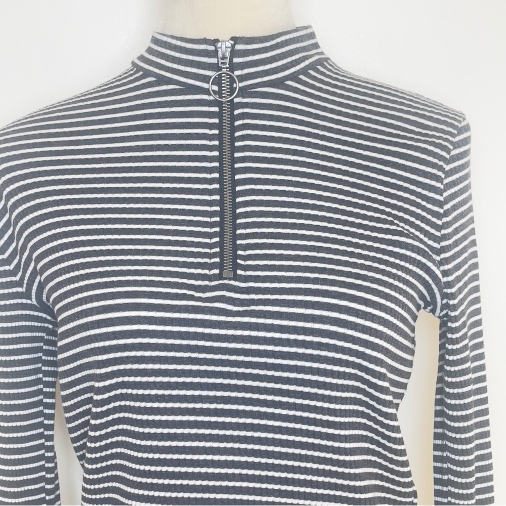 Hollister Ribbed Zip Front Long Sleeve Striped Slim Fit Top Black White Large - Picture 5 of 11
